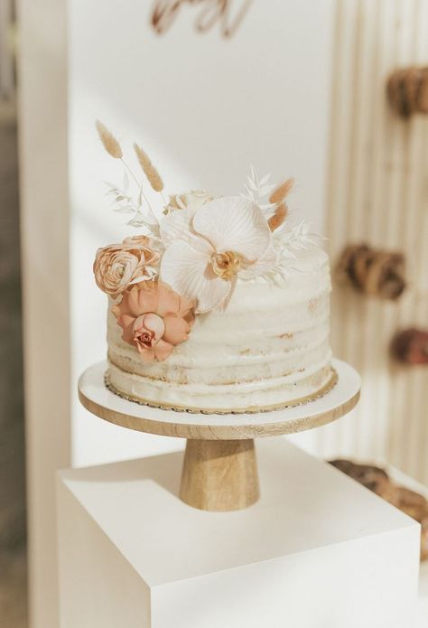 25 Bridal Shower Cake Ideas for a Sweet Celebration Bridal Shower Board, Wedding Cake Hydrangea, Neutral Wedding Colors, Earthy Wedding, Wedding Cake Ideas, Floral Wedding Cakes, Hydrangeas Wedding, Bridal Shower Cakes