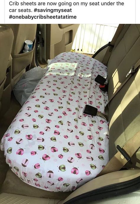 Use a crib sheet over your car seat to protect it. You could even put a plastic liner under the crib seat. Ingenious mom hack // baby ideas Mommy Hacks, Baby Life Hacks, Kid Hacks, Future Mom, Kids Ideas, Mom Hacks, Baby Time, Everything Baby, Car Seat Cover