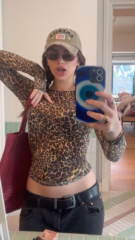 Leopard Print Outfits Aesthetic, Leopard Print Top Outfit, Leopard Outfit Ideas, Printed Top Outfit, Cheetah Print Outfits, Cheetah Print Top, Sky Abstract, Leopard Print Outfits, Fitted Crop Top