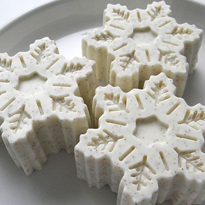 Snowflake soap Snowflake Soap, Soap Sculpture, Soap Making Recipes, Soap Carving, Christmas Soap, Gingerbread Cake, Homemade Soap Recipes, Homemade Beauty, Shea Butter Soap