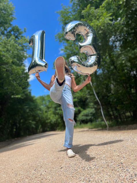 20 Year Old Birthday Picture Ideas, Birthday With Balloons Photo Ideas, Pictures With Number Balloons, Birthday Photo Shoot With Balloons, Cute Birthday Photo Ideas, Turning 13 Photo Shoot Ideas, Birthday Inspiration Photos, Birthday Photoshoot Ideas Teenage, Teen Birthday Photoshooting