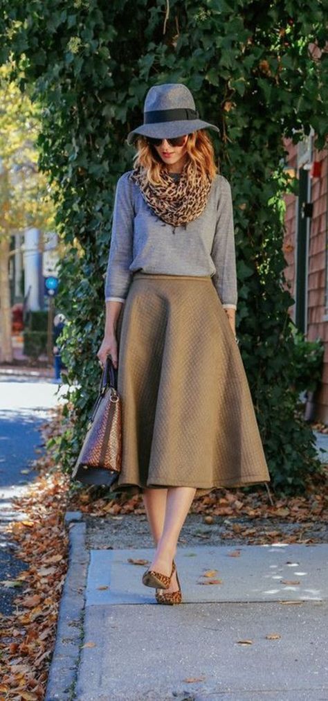 best-casual-dresses-for-40-year-old-women Midi Skirt Winter, Rok Midi, Scarf Skirt, Elegant Midi Skirt, Simple Work Outfits, Best Casual Dresses, London Fashion Weeks, Woman Walking, Leopard Scarf