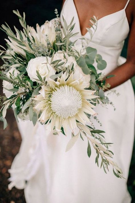 Herb Wedding, Protea Wedding, Bouquet Champetre, Wedding Flower Trends, Green Wedding Bouquet, Greenery Wedding Decor, Rose Wedding Bouquet, White Wedding Bouquets, Wedding Flower Arrangements