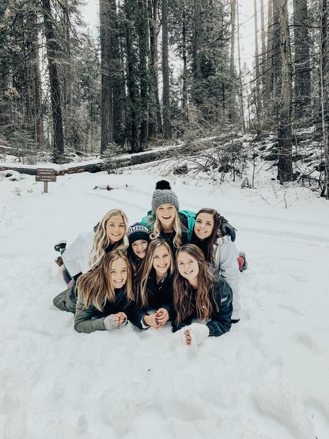 Snow Group Pictures, Winter Group Photos, Winter Group Photoshoot, Best Friend Winter Photoshoot, Snow Pics With Friends, Snow Family Pictures, Family Holiday Pictures, Group Picture Poses, Snow Photoshoot