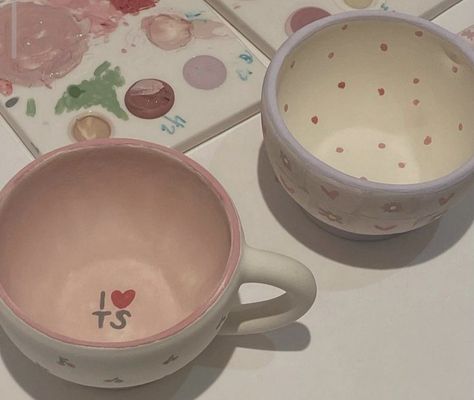 Pottery Painting Aesthetic, Color Me Mine Ideas Inspiration, Color Me Mine Ideas, Heart Pottery, Ceramic Cafe, Diy Pottery Painting, Color Me Mine, Pottery Inspo, Cerámica Ideas