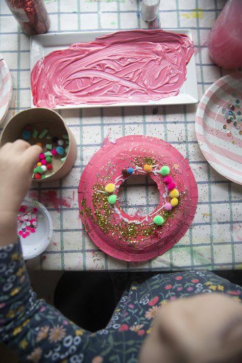 Donut Art Project for Kids - Say Yes Donut Art For Preschool, Doughnut Crafts For Kids, Cooking Art Preschool, Food Arts And Crafts For Kids, Donut Art Project For Kids, Donut Activities For Preschool, Donut Art Project, Donut Craft Preschool, Donut Crafts For Kids