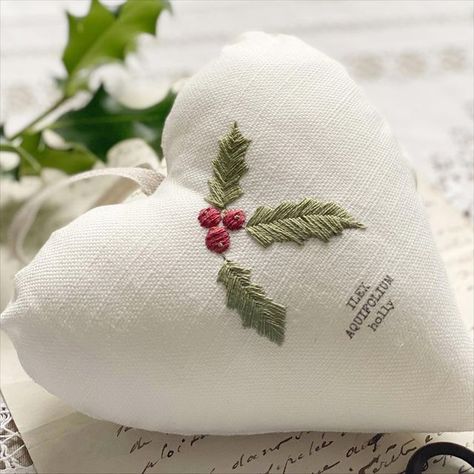 Heart Project, Secret Squirrel, Flowers Hanging, Sewing Patchwork, Heart Projects, Christmas Embroidery Patterns, Embroidery Hearts, Pretty Heart, Fabric Hearts