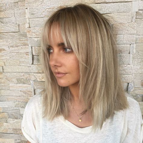 Langer Bob mit Pony für feines Haar Blonde Lob With Bangs, Blonde Bob With Bangs, Medium Blonde Hair, Blonde Hair With Bangs, Ash Blonde Hair, Short Blonde Hair, Medium Hair Cuts, Ash Blonde, Shoulder Length Hair