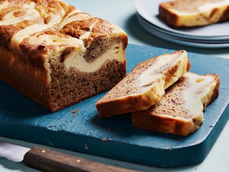 Get Cheesecake-Stuffed Banana Bread Recipe from Food Network Stuffed Banana Bread, Banana Bread Brownies, Food Network Canada, Giada De Laurentiis, Best Banana Bread, Brownies Recipe, Cinnamon Swirl, Banana Bread Recipe, Köstliche Desserts