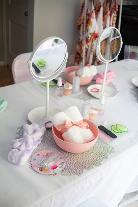 Facial Station Set Up, Spa Tea Party Ideas, Pamper Party Ideas Kids, Spa Party Ideas For Girls Birthday, Sleepover Set Up Ideas, Pedicure Items, Glam Sleepover, Spa Party Activities, Spa Party Foods