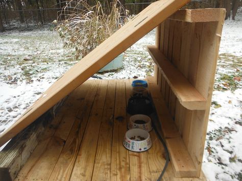 wooden enclosure for weather elements to keep out of the food and water Feral Cat Feeding Station Shelters, Outdoor Cat Feeding Station Ideas, Outdoor Feeding Station For Cats, Outside Cat Feeding Station, Outdoor Feral Cat Feeding Station, Diy Cat Feeding Station, Feral Cat Feeding Station, Feeding Station For Cats, Outdoor Cat Shelter Diy