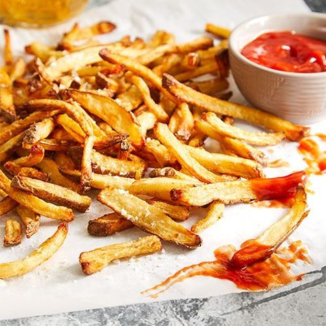 French fries are always the perfect side for burgers, but these fries prove that fantastic fries can carry the show on their own. Pampered Chef Air Fryer, Air Fry French Fries, Air Fryer Recipes Breakfast, Air Fryer French Fries, Air Fryer Recipes Snacks, Homemade Fries, French Fries Recipe, Homemade French Fries, Pampered Chef Recipes