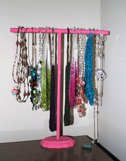 DIY Necklace Stand – Fashion meets Food Diy Necklace Stand, Diy Necklace Easy, Diy Jewelry Stand, Diy Necklace Holder, Necklaces Simple, Vintage Engagement Rings Art Deco, Diy Necklaces, Diy Jewelry Holder, Vintage Engagement Rings Sapphire