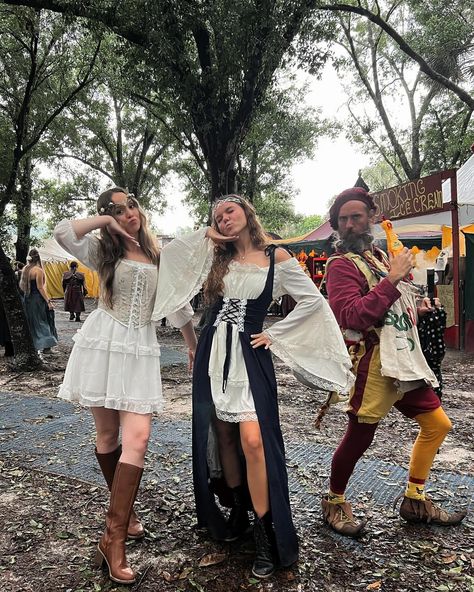 me 🤝🏼 renaissance festivals Ran Faire Outfits, Simple Renfaire Outfit, Ten Faire Outfit Fairy, Renesance Fair Outfits, Renisance Festival Outfit, Ren Fair Outfits, Ren Faire Outfit Ideas, Renfaire Inspiration, Renn Faire Outfit