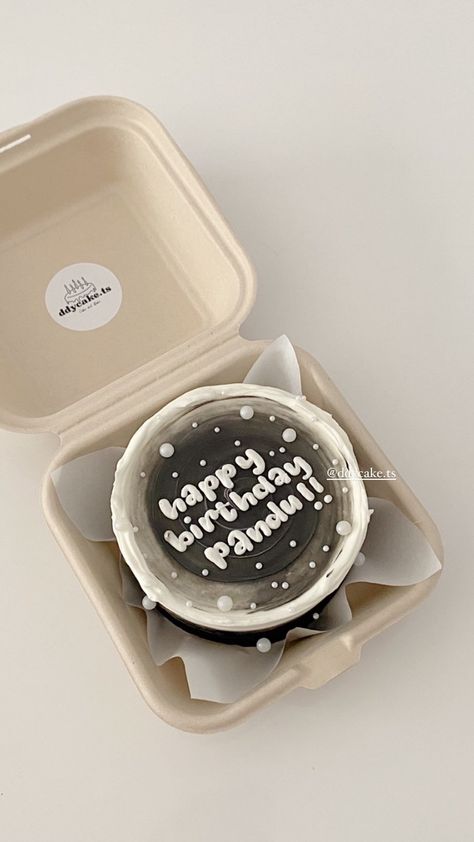 Black Bento Cake Design For Boyfriend, Kue Ultah Mini Aesthetic, Kue Mini Aesthetic, Cake Mini Aesthetic, Bento Cakes Aesthetic, Bento Cake Aesthetic Simple, Bento Cake Untuk Cowok, Cake Cowo, Korean Cake Birthday Boys