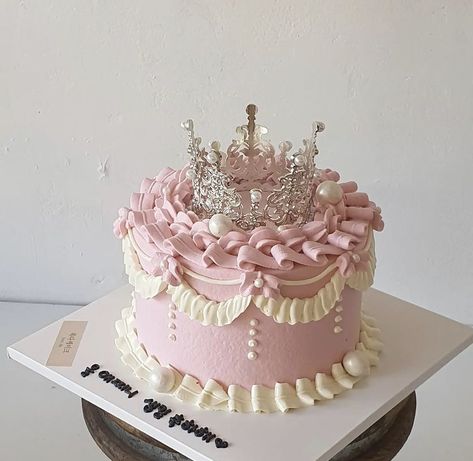 Crown Cake Ideas, Birthday Cake With Crown, Pink Crown Cake, Cake With Tiara, Crown Birthday Cake, Birthday Cake Crown, Tiara Cake, 14th Birthday Cakes, Butterfly Birthday Cakes