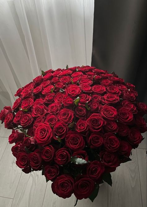 Luxury Bouquet, Dark Red Roses, Luxury Flower Bouquets, Money Flowers, Couple Ideas, Boquette Flowers, Custom Bouquet, Glitter Flowers, Nothing But Flowers