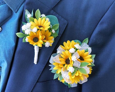 Fall Corsage, Rustic Wedding Themes, Sunflower Bridesmaid Bouquet, Sunflower Corsage, Fall Flower Wedding Bouquets, Boutonniere And Corsage, Sunflower Boutonniere, Small Bridesmaid Bouquets, Prom Corsage And Boutonniere