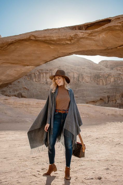 Exploring the Less-Traveled Areas of Wadi Rum, Jordan: desert style with fedora, poncho and western ankle boots Wadi Rum Jordan Outfit, Wadi Rum Outfit, Winter Desert Outfit, Outfit Nieve, Egypt Outfit, Jordan Desert, Egypt Outfits, Desert Outfit, Wadi Rum Jordan