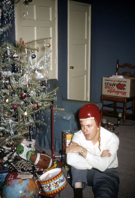 42 Humorous Snaps That Show Men Posing Next to Their Christmas Trees ~ vintage everyday Kitchy Christmas, Awkward Family Christmas, Bad Christmas, Christmas Pictures Vintage, Christmas Photo Album, Christmas Photograph, Vintage Christmas Photos, Ghost Of Christmas Past, Christmas Heart