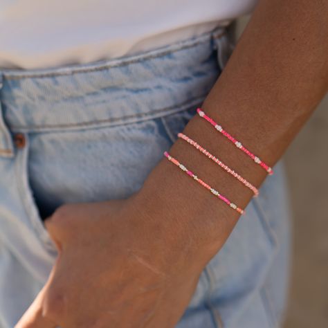 Bunte Perlenarmbänder sind der perfekte Sommerschmuck ☀️ 🌈 Die Glasperlen stammen aus der renommierten japanischen Manufaktur Miyuki. 🌈 Alle Armbänder lassen sich mit Schiebeperlen aus recyceltem Gold in der Größe anpassen. Sie passen bei einem Handgelenkumfang von 15 cm bis 24 cm. 🌈 Der Schmuck wird in umweltbewusster Verpackung und klimaneutral versendet. #avocadostore #avocadostorestyle #perlenschmuck #perlenarmbänder Strand Outfit, Apricot Crush, Homemade Bracelets, Preppy Jewelry, Pearls Diy, Diy Bracelet Designs, Beads Bracelet Design, Beaded Crafts, Summer Bracelets