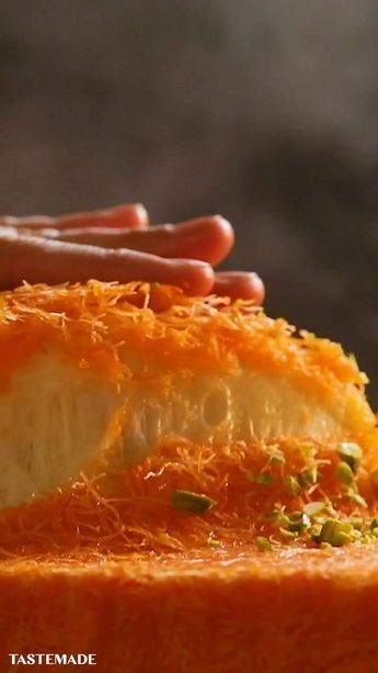 Knafeh Recipe, Recipe With Mozzarella, Kunafa Recipe, Jordanian Food, Arabisk Mad, Lebanese Sweets, Cheese Pull, Lebanese Desserts, East Recipes