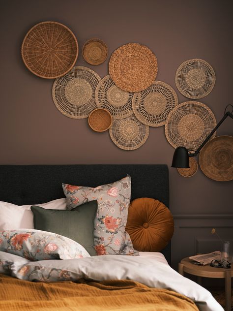 Sedge GILLSTAD and other wall decorations on a wall by a bed with light grey-green, floral-pattern NÄSSELKLOCKA bed linen. Placemat Wall Decor, Boho Duvet, Ikea Catalog, Over The Bed, Furniture Catalog, Trendy Home, Bed Styling, New Wall, Fun Decor