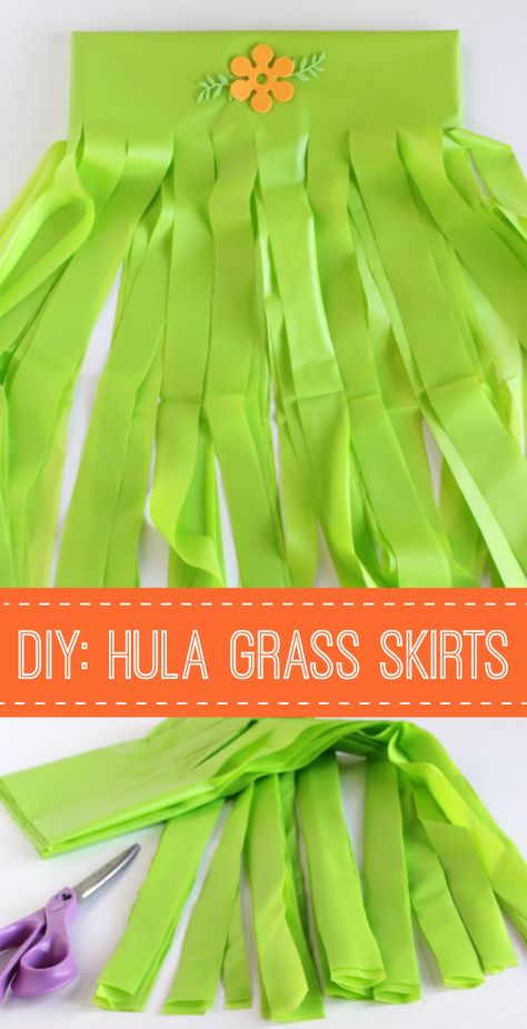 We're celebrating my daughter's birthday with a Hawaiian theme. Make these DIY hula grass skirts out of plastic table cloths for all your party guests! Diy Hawaiian Outfit, Diy Hawaiian Shirt, Hawaiin Theme Party Outfit, Hawaiian Theme Outfit, Hawaiian Rainforest, Luau Crafts, Hawaiian Grass Skirt, Hawaii Crafts, Hawaiian Skirt