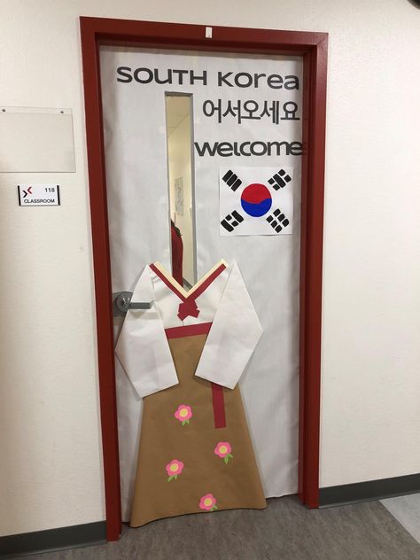 International Day 2017: Celebrating Cultures From Around the World South Korea Classroom Decoration, International Day Ideas Schools, Cultural Day Decoration Ideas, Korean Festival Decorations, International Day Decoration At School, International Day School, Cultural Day At School Ideas, Culture Day At School Ideas, Multicultural Fair