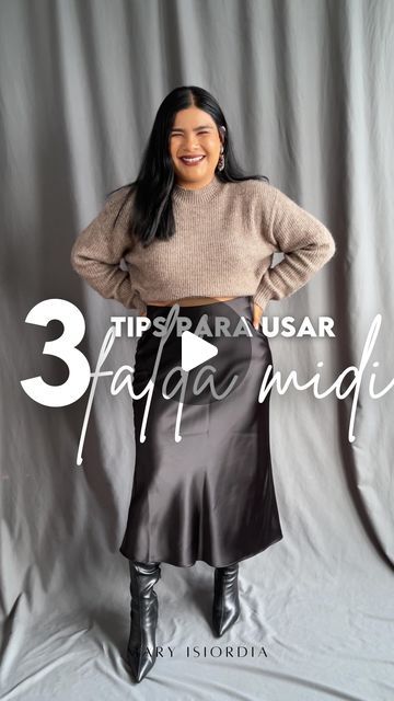 205K views · 10K likes | MARY ISIORDIA/ STYLIST & PERSONAL SHOPPER on Instagram: "Chicassssss🤪  Hoy te dejo 3 tips sencillos para usar una falda midi satinada, como toda una crack!! 😎🔥🔥🔥🙌  ✅ Las faldas midi se caracterizan por contar con un corte justo por debajo de las rodillas. Son muy versátiles y prácticas, se pueden usar con muchísimas prendas, tanto en verano como en invierno, con sandalias, botas, leotardos, suéteres, camisas, camisetas de manga corta... las opciones son infinitas!!! 😮‍💨   ¡Es una  falda que no puede faltar en tu fondo de armario! Y en general es un corte muuuy favorecedor 😈🔥🔥🙌 para todo tipo de figura, solamente cuidame éstos detalles:  ➡️ Usa el zapato correcto ✅, no uses zapato tapado del empeine porque acortará tus piernas, mejor usa un de punta y de Christmas Satin Skirt Outfit, Skirts With Pantyhose Outfits, Black Satin Skirt Holiday Outfit, Plus Size Mini Skirt Outfit Winter, Satin Skirt Outfit Midsize, Slip Skirts Outfit, How To Wear A Long Skirt, Faldas Midi Outfits, Skirts With Boots Outfit