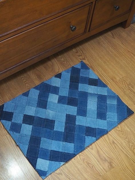 Tutorial for this unique throw rug made out of recycled denim blue jeans. Patchwork Jeans Diy, Blue Jean Rug, Denim Rag Rugs, Denim Quilt Patterns, Rag Rug Diy, Denim Quilts, Braided Rug Diy, Braided Rag Rugs, Denim Rug