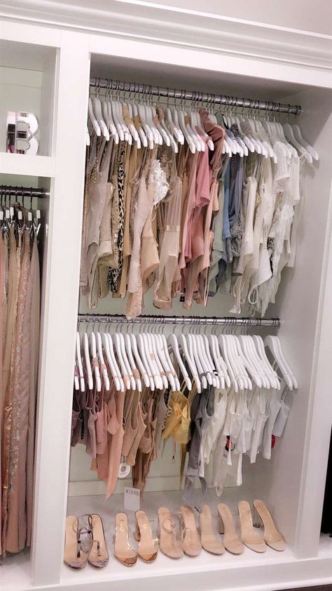 Organized Closet, Dream Closet Design, Wardrobe Organisation, Closet Decor, Dream Closets, Ideas Casa, Clothes And Shoes, Closet Inspiration, Room Closet