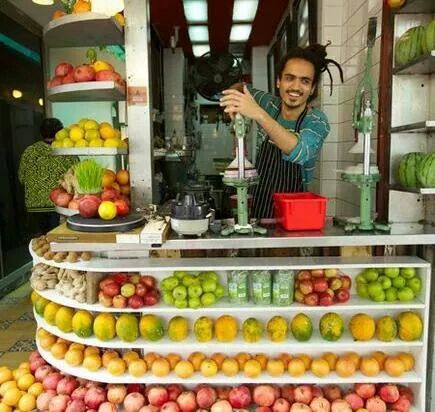 Mobile Fruit Stand, Fruit Kiosk Design, Tropical Fruit Stand, Fruit Juice Shop Design Smoothie Bar, Fruits And Vegetables Store Design, Juice Bar Interior, Juice Cafe, Juice Store, Juice Bar Design