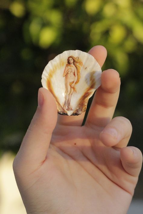 Painting On Shells, Mother Of Pearl Paint, The Birth Of Venus Painting, Birth Of Venus Painting, Painting Necklace, Lady Aphrodite, Venus Painting, Sea Shell Art, Venus Art