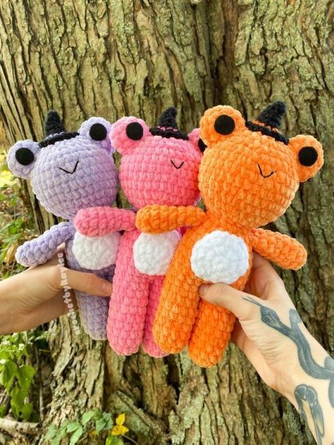 Crocheted Stuffed Animals, Modern Crochet Patterns Free, Modern Haken, Modern Crochet Patterns, Crochet Frog, Halloween Crochet Patterns, Crochet Animals Free Patterns, Kawaii Crochet, Fun Crochet Projects