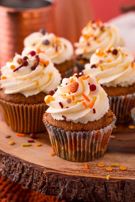 Super easy pumpkin cupcakes with cake mix, pudding mix, and lots of yummy spices! Cake Mix Cupcakes, Cheesecake Frosting, Frozen Cupcakes, Thanksgiving Snacks, No Bake Pumpkin Cheesecake, Fall Cupcakes, Spice Cake Mix, Instant Pudding Mix, Thanksgiving Treats