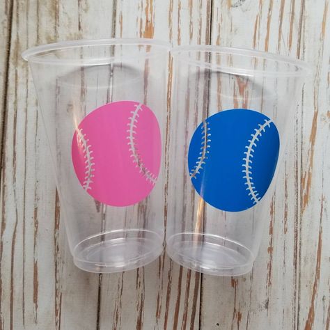 Softball Gender Reveal, Sports Gender Reveal, Baseball Gender Reveal, Softball Party, Creative Gender Reveals, Gender Reveal Cupcakes, Bow Gender Reveal, Gender Reveal Party Games, Birthday Party Cups