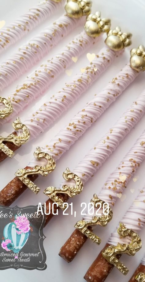 Minnie Mouse Party Treats, Minnie Mouse Dessert Ideas, Minnie Mouse Chocolate Covered Strawberries, 1st Birthday Cakesicles, Minnie Mouse Treat Ideas, Pink And Gold Desserts, Minnie Mouse Birthday Treats, Minnie Mouse Nails Pink And Gold, Minnie Mouse Candy Table