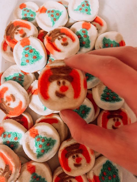 Preppy Xmas Widgets, Preppy Christmas Cookies, Preppy Christmas Pfp Tiktok, Cute Christmas Photos Aesthetic, Preppy Christmas Party Ideas, Preppy Christmas Photos, Christmas Preppy Pfp, Preppy Christmas Pictures, Christmas Wigits