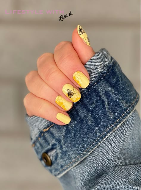 Nail Art Bee, Honey Nails Design, Yellow Bee Nails, Bumble Bee Nails Design, Bee Nails Design, Honey Bee Nails, Honey Bee Nail Art, Bumble Bee Nail Art, Bee Nail Designs