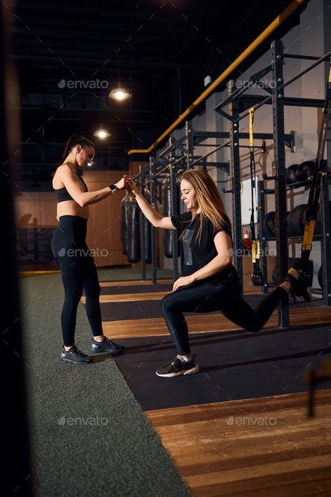 Gym Buddy Aesthetic, Professional Gym Photos, Personal Trainer Aesthetic, Personal Trainer Photoshoot, Gym Personal Trainer, Workout Together, Female Personal Trainer, Fitness Backgrounds, Gym Photoshoot