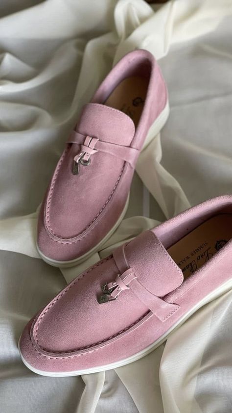 Loro Piana Loafers, Casual Shoes Women Sneakers, Italian Fashion Brands, Luxury Fashion Brands, Italian Luxury Brands, Elegant Scarves, Classy Shoes, Girly Shoes, Elegant Shoes