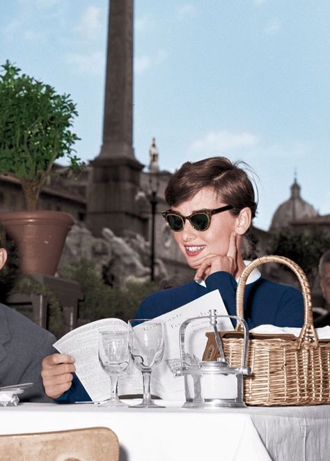 Audrey Hepburn Outfit, Audrey Hepburn Roman Holiday, Audrey Hepburn Photos, Basket Purse, Audrey Hepburn Style, Hello Darling, Piazza Navona, Hepburn Style, Roman Holiday