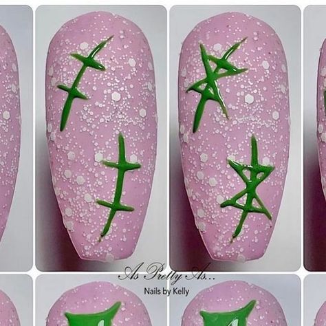 Christmas Holly Nail Art, Holly Nail Art, Holly Nails, Green Christmas Nails, Foil Nail Designs, Simple Draw, Berry Nails, Christmas Leaves, Celebrity Nails