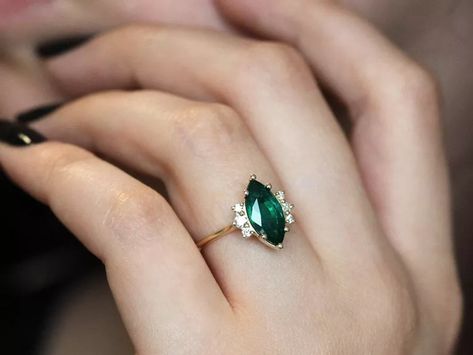 Smaragd Ring, Geode Earrings, Gold Diamond Engagement Rings, Emerald Diamond Ring, Engagement Rings Marquise, Stunning Engagement Ring, Emerald Engagement, Rose Engagement Ring, Alternative Engagement Rings