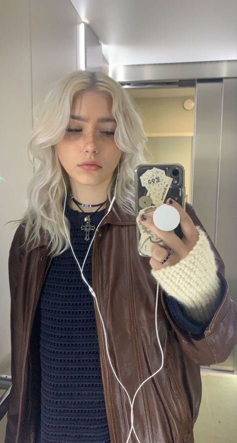 Bleach Blonde Hairstyles, Ashy White Hair, Platinum White Blonde Hair, Alt Bleached Hair, Alt White Hair, Alt Wavy Hair, Bleached Hair Aesthetic, Blonde Alternative Hair, Bleached White Hair