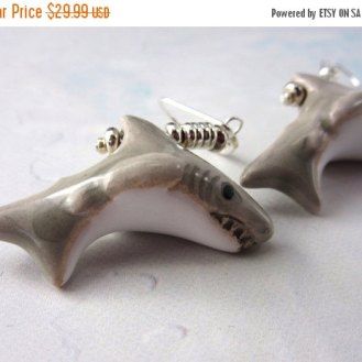 Fantastic #shark #earrings! I'd almost be a bit scared putting them on! Earlobe Earrings, Shark Teeth Jewelry, Fish Cute, Shark Jewelry, Animal Themed Jewelry, Funny Shark, Painted Fish, Shark Earrings, Sharks Funny