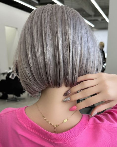 Bob haircuts have stood the test of time, and their versatility makes them a favorite among those seeking a stylish and easy-to-manage look. If you’re contemplating a bob, here are 25 bob haircut ideas to inspire your next trip to the salon. #bobhaircutideasforwomen #bobhaircutideaswithbangs #bobhaircutideasforroundface Short Hair Dos, Grey Bob Hairstyles, Feathered Layers, Classic Bob Haircut, Bob Haircut Ideas, Bob Hair Color, Hair Upstyles, Grey Hair Styles For Women, Chin Length Hair