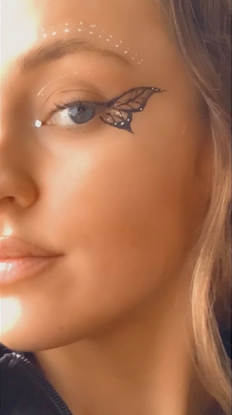 Makeup Ideas For Butterfly Costume, Butterfly Wings Eye Makeup, Butterfly Wings Eyeliner, Butterfly Eye Face Paint, Butterfly Face Makeup Halloween, Butterfly Makeup Hooded Eyes, Subtle Butterfly Makeup, Gold Butterfly Makeup, Makeup For Butterfly Costume