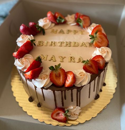 Strawberries On Cake Decoration, Guy Cake Design, Elegant Strawberry Cake, Strawberry Birthday Cake For Man, Simple Cake With Strawberries On Top, Strawberry Cake For Men, Birthday Cake Strawberry Decoration, Simple Strawberry Cake Design, Strawberry Cake Ideas Decorating